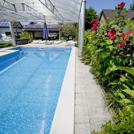 With Pool Comfortable שיופוק
